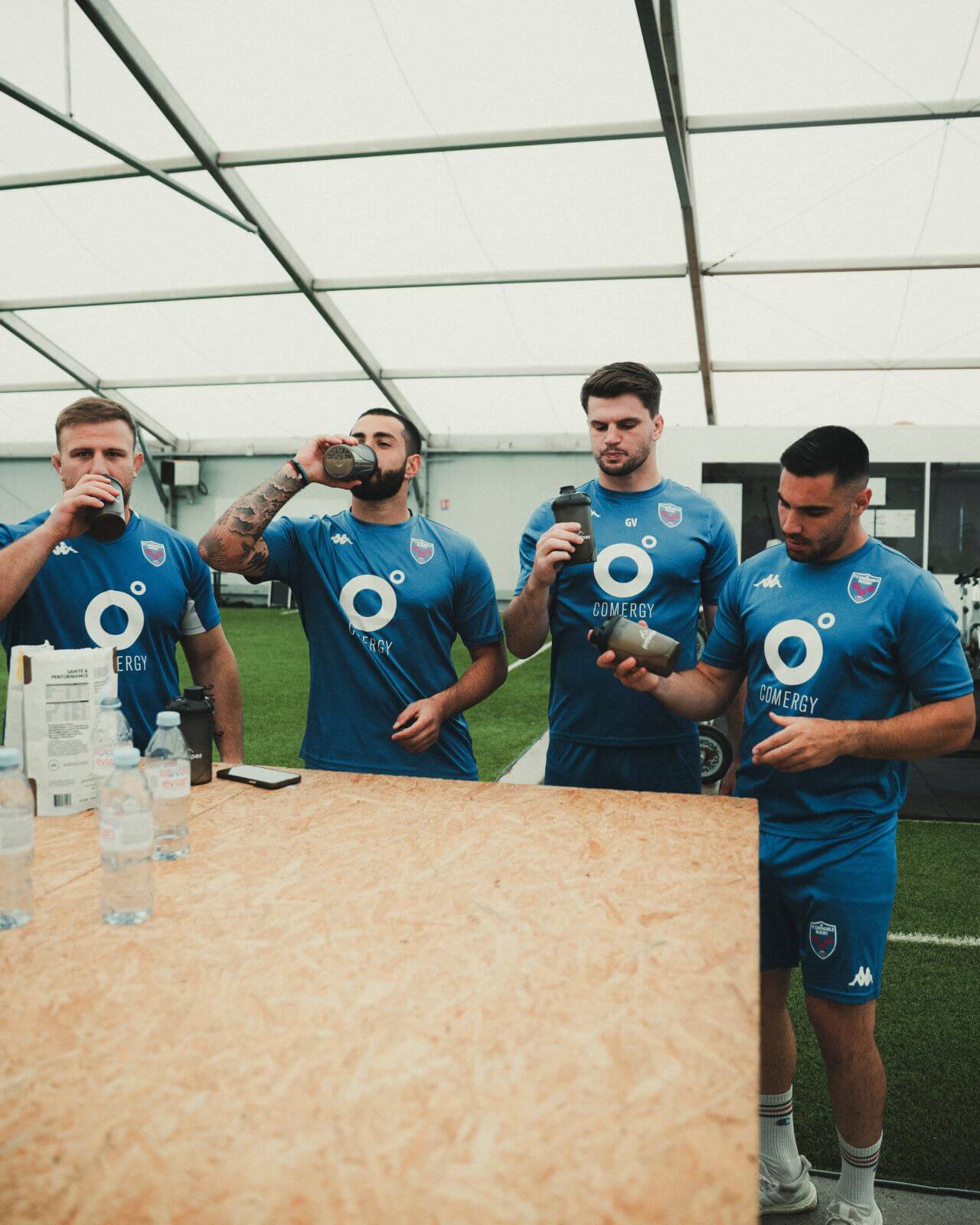 Des sportifs dégustent des boissons sans additifs Protéalpes, après une séance de sport. Nutrition respectueuse et saine.