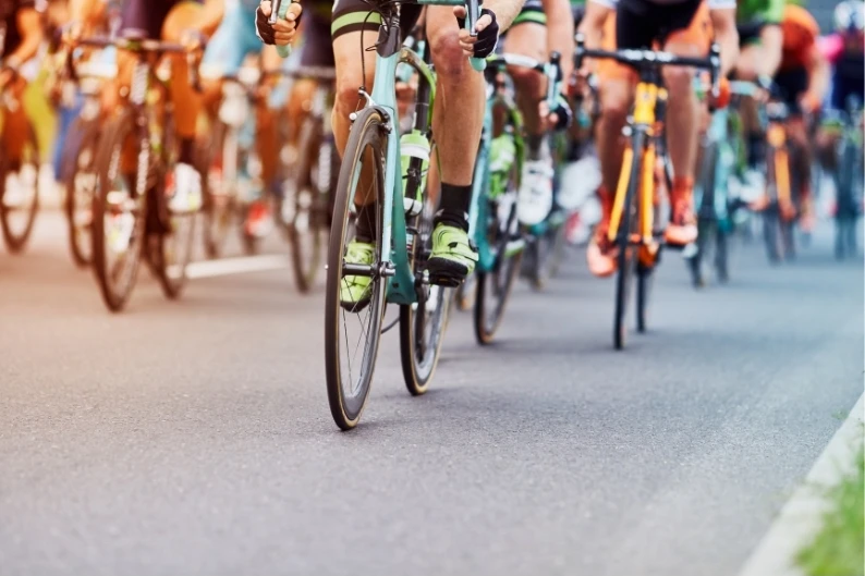peloton_cyclistes_route