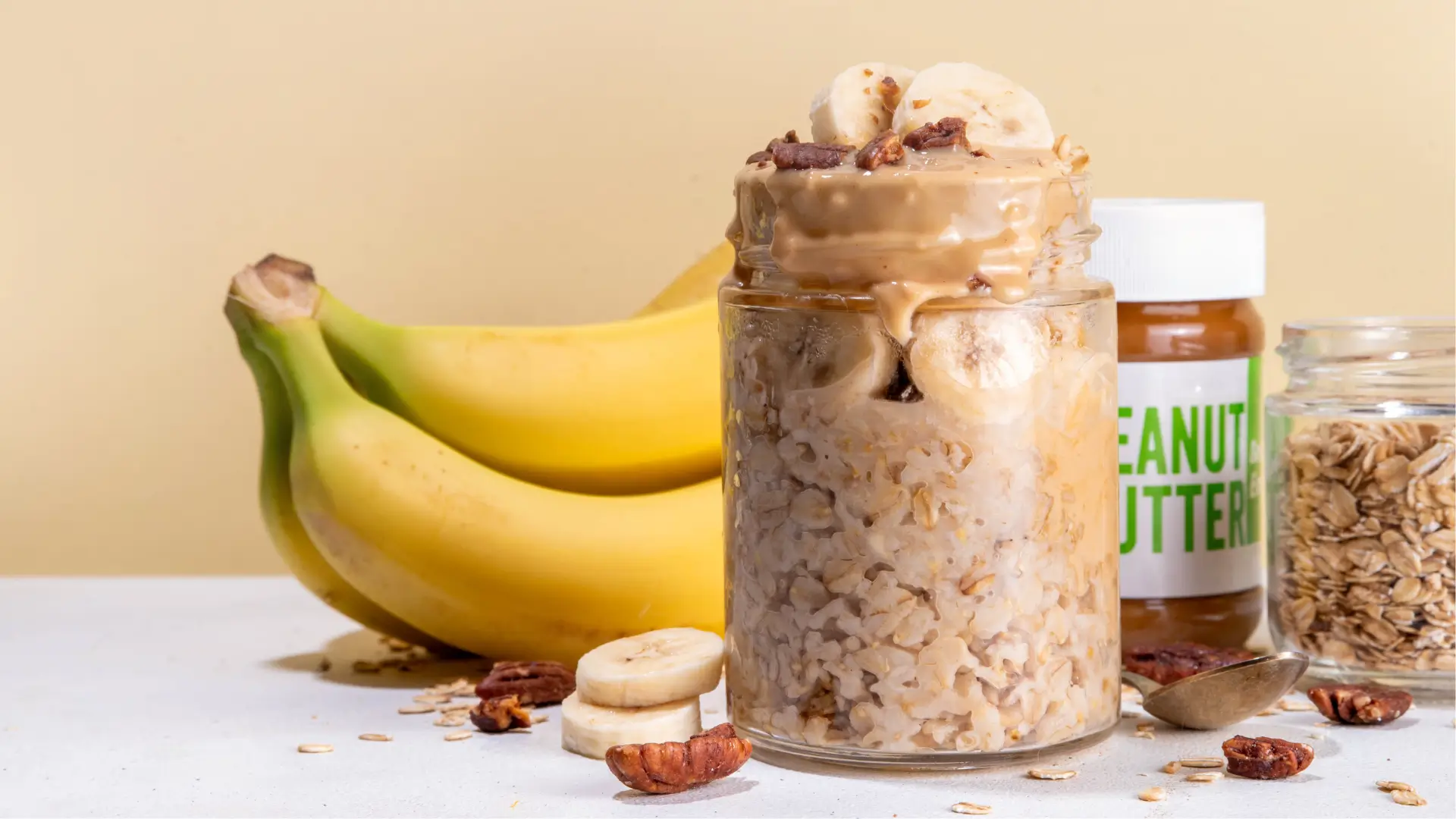 Overnight oats aux bananes et beurre de cacahuète sans additifs ni édulcorants, avec noix de pécan et avoine naturelle.