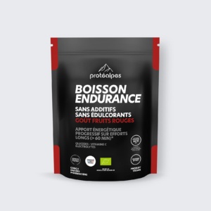 Boisson énergétique sans additifs ni édulcorants, goût fruits rouges. Pour effort long, qualité Protéalpes, produit vegan.