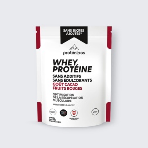 Emballage de protéine whey goût cacao-fruits rouges Protéalpes, sans additifs ni édulcorants, pour une récupération optimale.