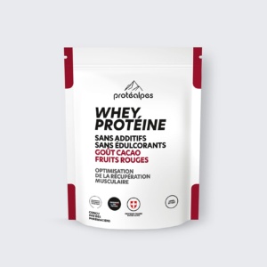 Emballage de Whey Protéine Protéalpes, goût cacao fruits rouges, sans additifs ni édulcorants, pour la récupération musculaire.