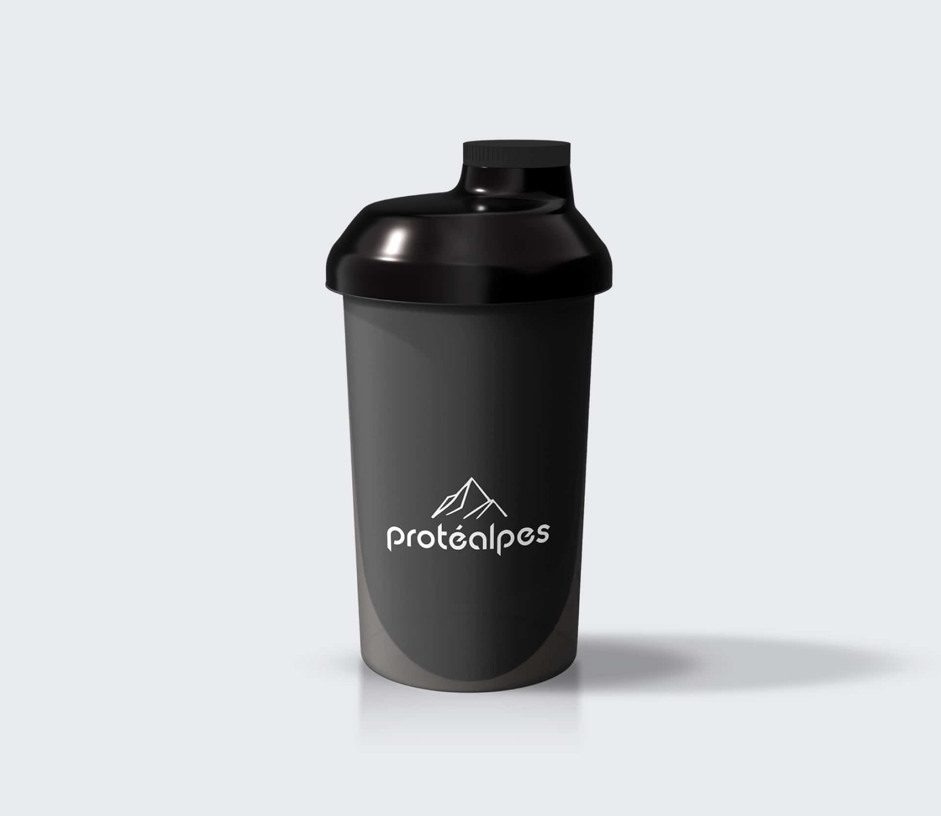 Shaker noir Protéalpes, nutrition sportive de qualité sans édulcorants ni additifs, logo montagne blanche.