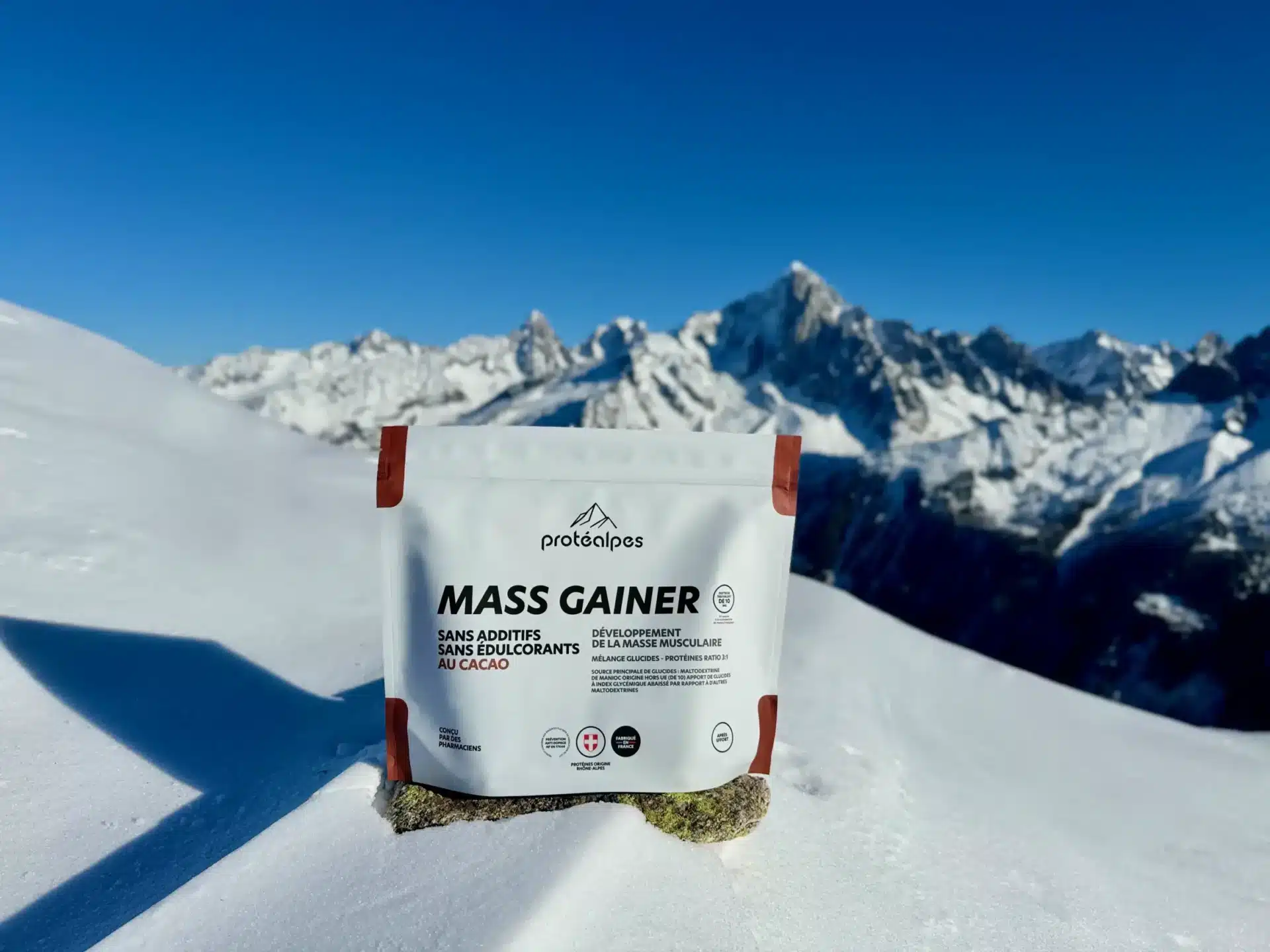 Produit Protéalpes Mass Gainer en montagne, sans additifs ni édulcorants, idéal pour la nutrition sportive de haute qualité.