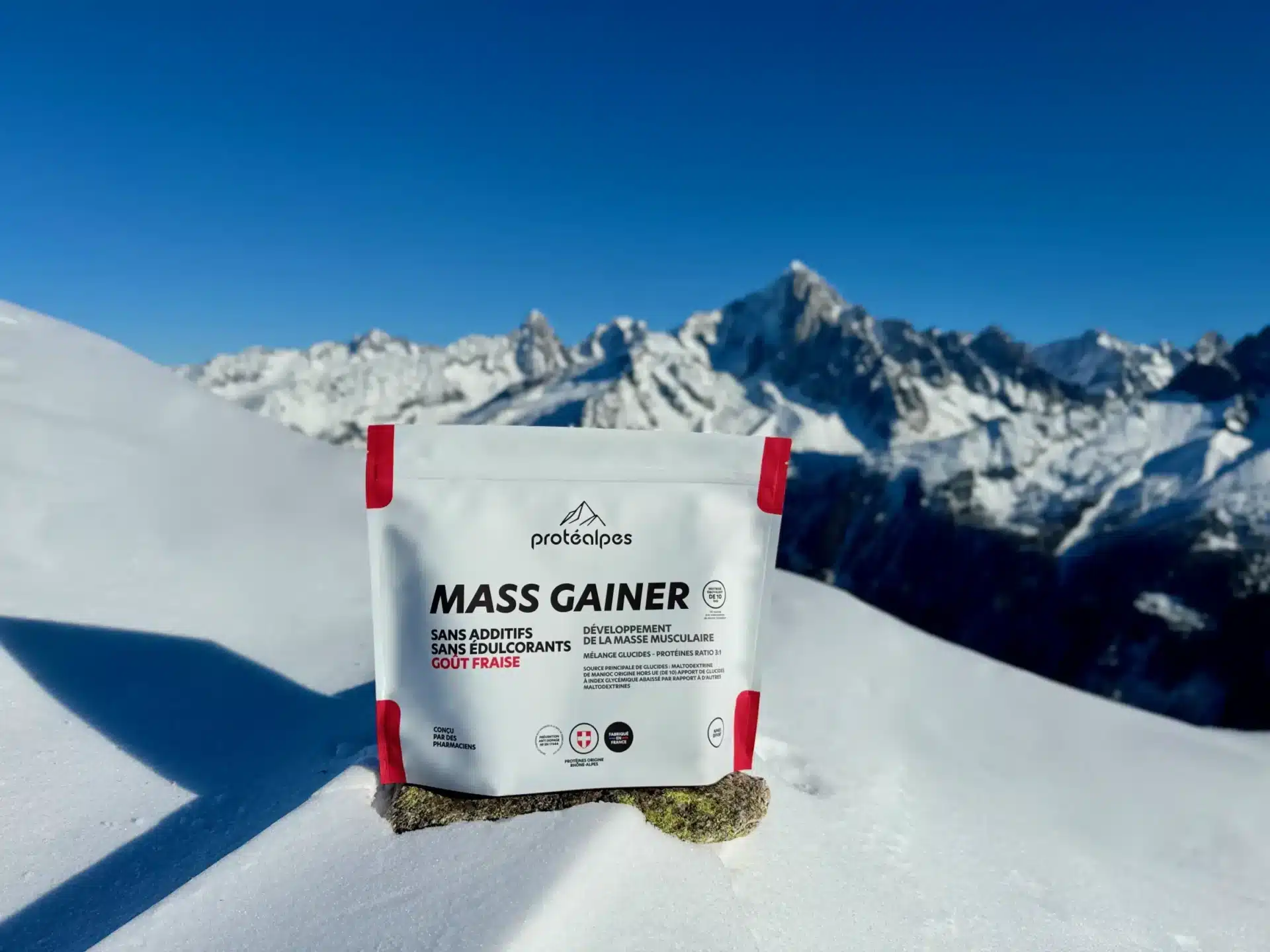 Sac de Mass Gainer Protéalpes sur neige, vue montagne, sans additifs ni édulcorants, nutrition sportive naturelle.