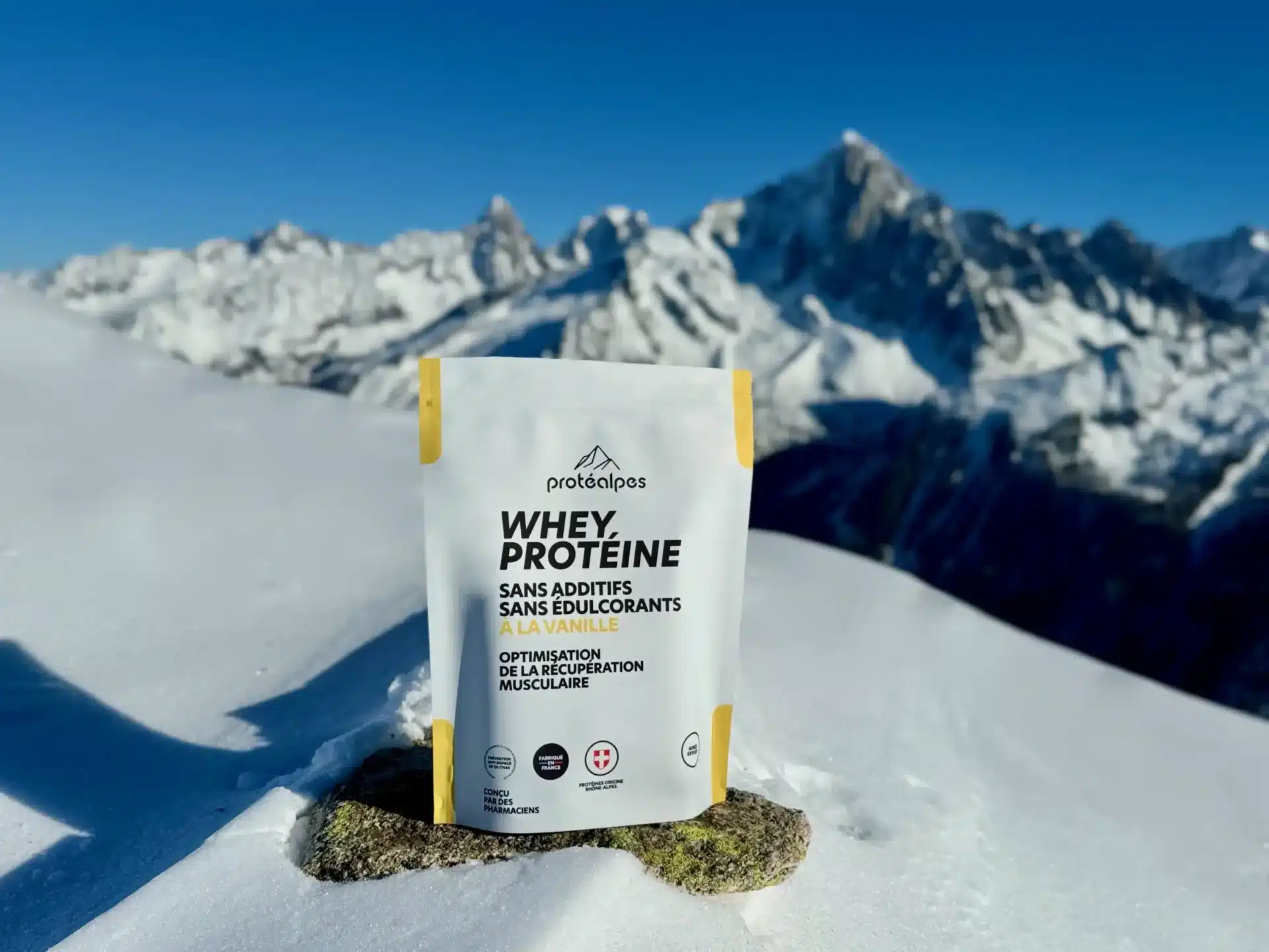 Whey protéine vanille Protéalpes, sans additifs ni édulcorants, en pleine montagne enneigée. Optimal pour la récupération.