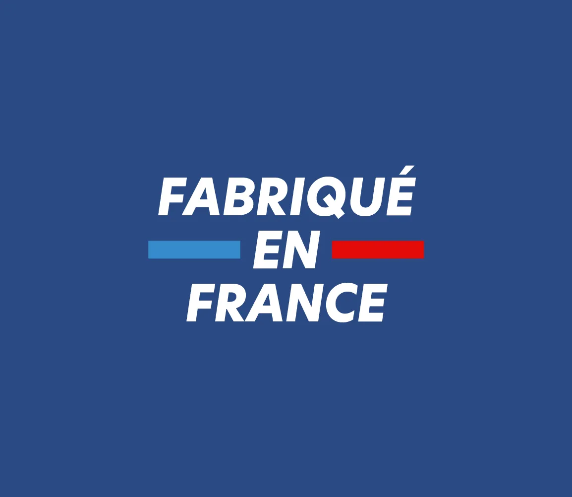 Texte Fabriqué en France sur fond bleu, symbolisant la qualité locale des produits sportifs Protéalpes, sans édulcorants.