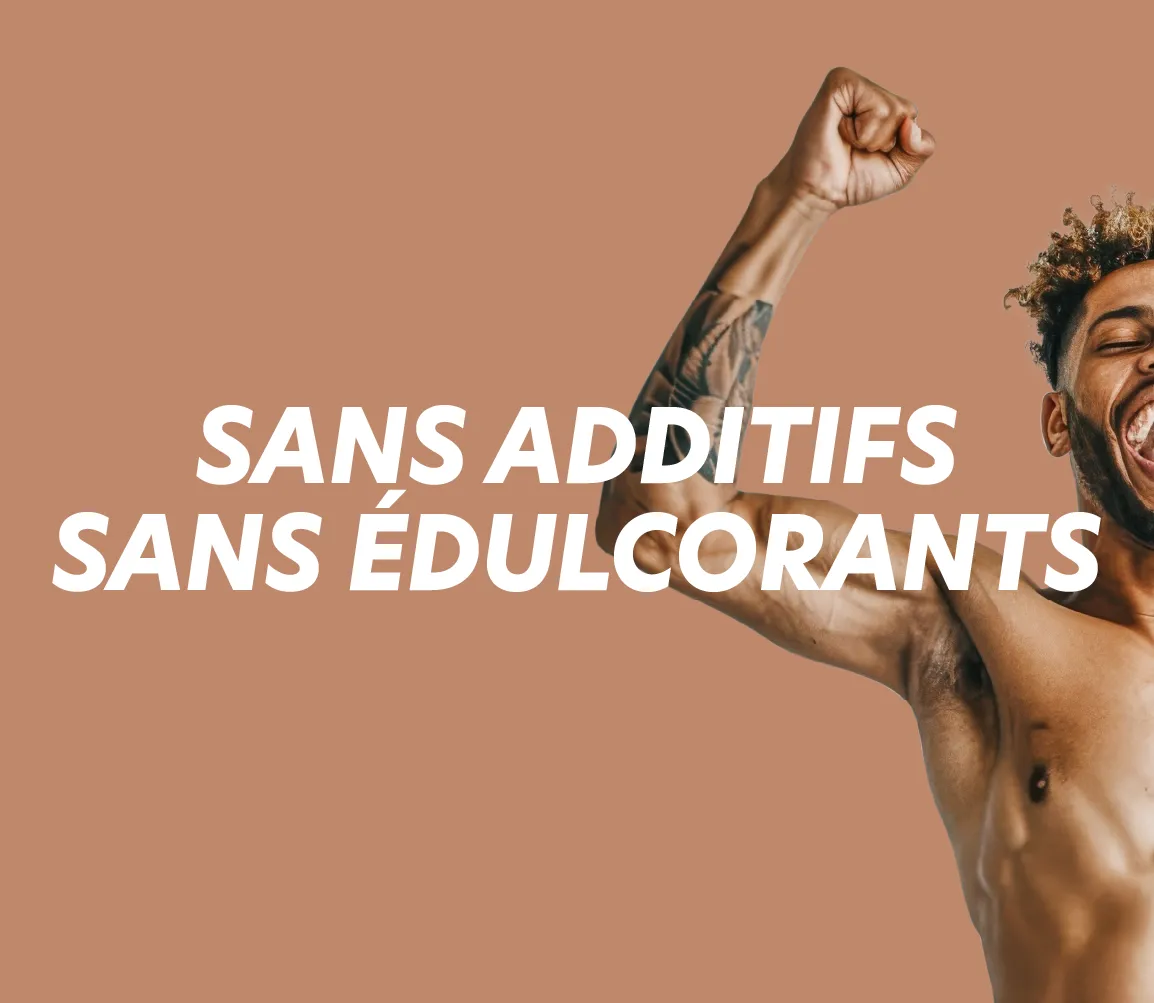 Athlète heureux célébrant la qualité des produits Protéalpes, sans additifs ni édulcorants, pour une nutrition sportive pure.
