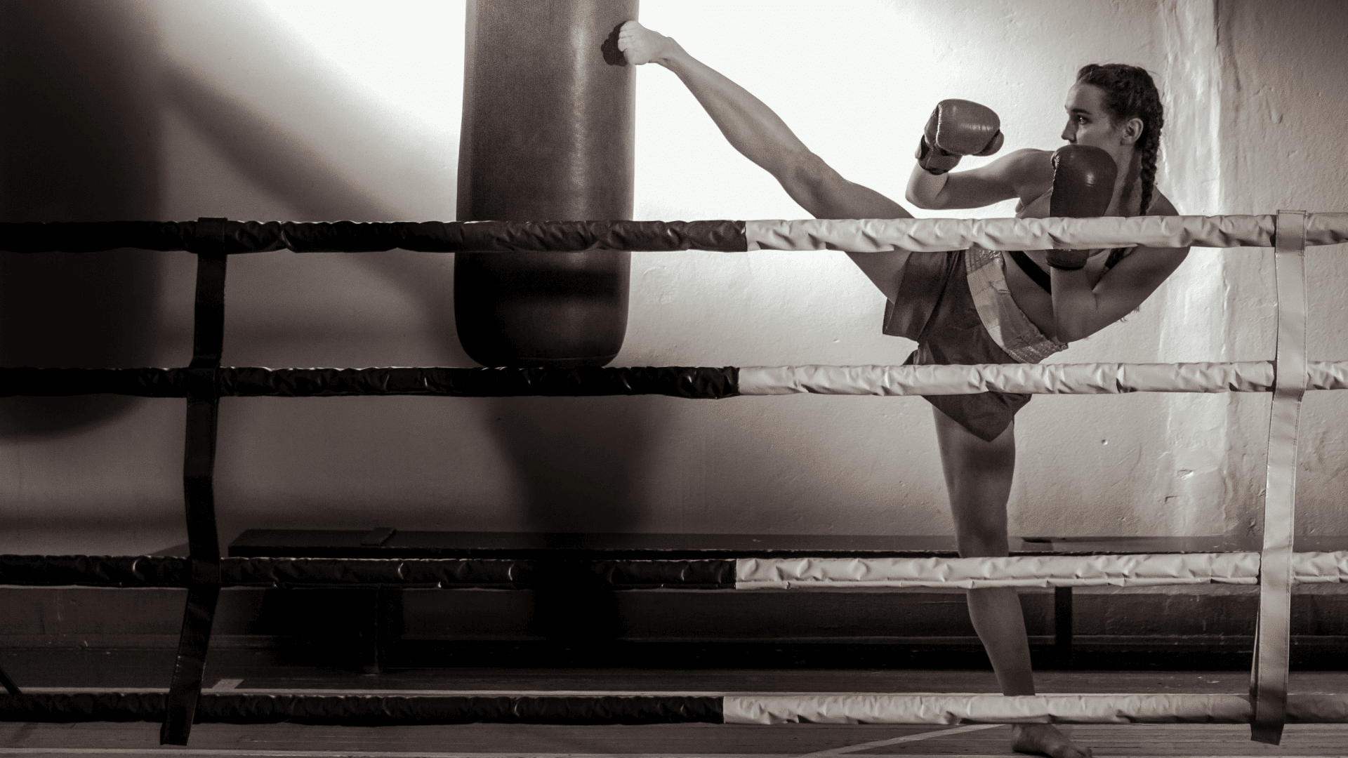 Boxeuse au ring en plein entraînement, illustrant la puissance et la détermination soutenues par Protéalpes, nutrition pure.