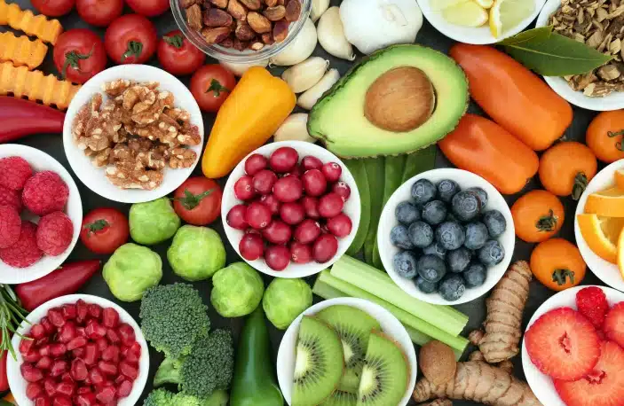 Fruits et légumes variés illustrant la nutrition naturelle de Protéalpes : alimentation sportive sans édulcorants ni additifs.