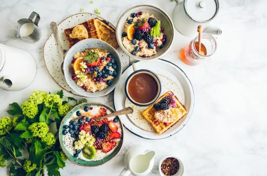 Petit-déjeuner sain Protéalpes : bowls de fruits, gaufres, boisson chaude. Nutrition sportive sans édulcorants ni additifs.