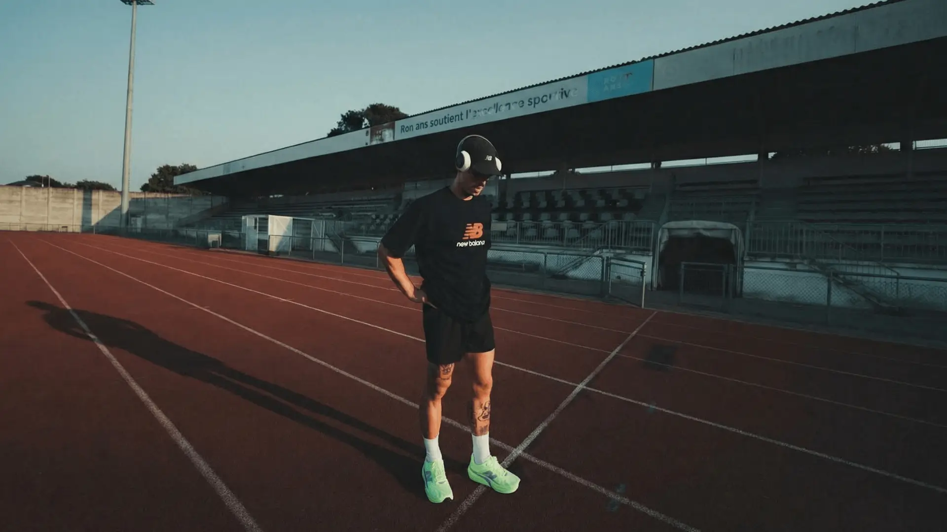 Athlète concentré sur une piste d'athlétisme, incarnant l'esprit Protéalpes: nutrition sportive naturelle et de haute qualité.