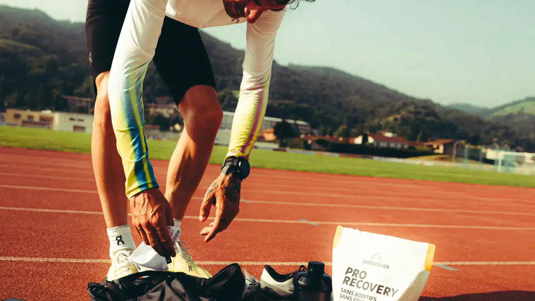 Un athlète sur la piste prépare sa récupération avec Pro Recovery de Protéalpes, une nutrition sans additifs ni édulcorants.